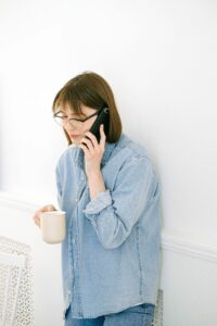 Patiente au téléphone depuis chez elle avec un professionnel de santé
