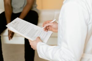 Praticien consultant un formulaire médical avec un patient