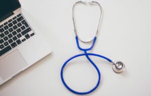 Stéthoscope posé à côté d'un ordinateur portable