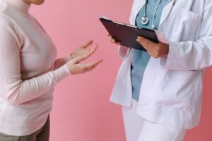 Médecin en consultation avec une patiente