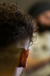 Vue de dos de la coupe de cheveux courte d'un homme